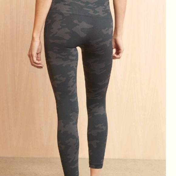 SPANX Pants - Spanx Look At Me Now Camo Leggings Seamless